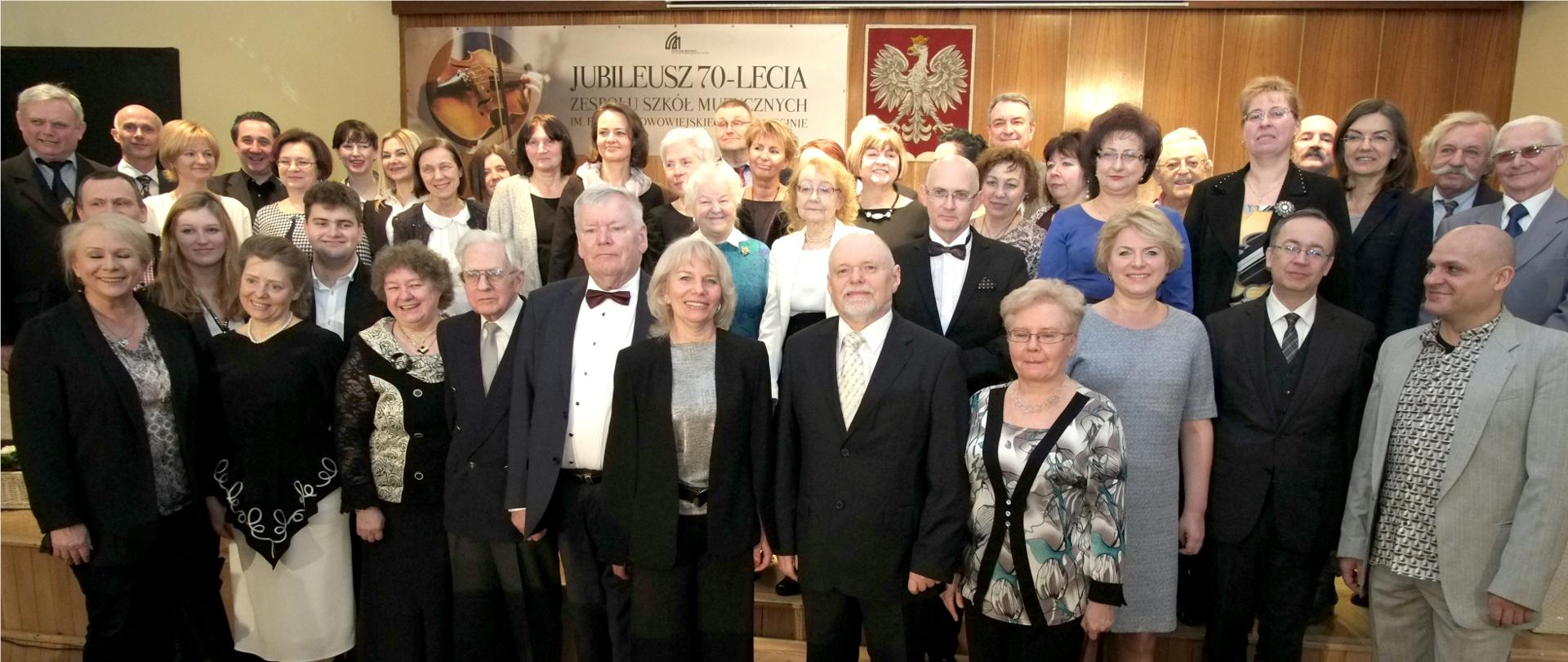 Grafika przedstawia absolnetów ZPSM w Szczecinie - zdjęcie wykonane z okazji Jubileuszu 70lecia szkoły