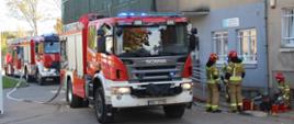 Strażacy oraz samochody ratowniczo-gaśnicze przed budynkiem POZ podczas symulowanej akcji ratowniczo-gaśniczej w SP ZOZ w Bielsku Podlaskim. 