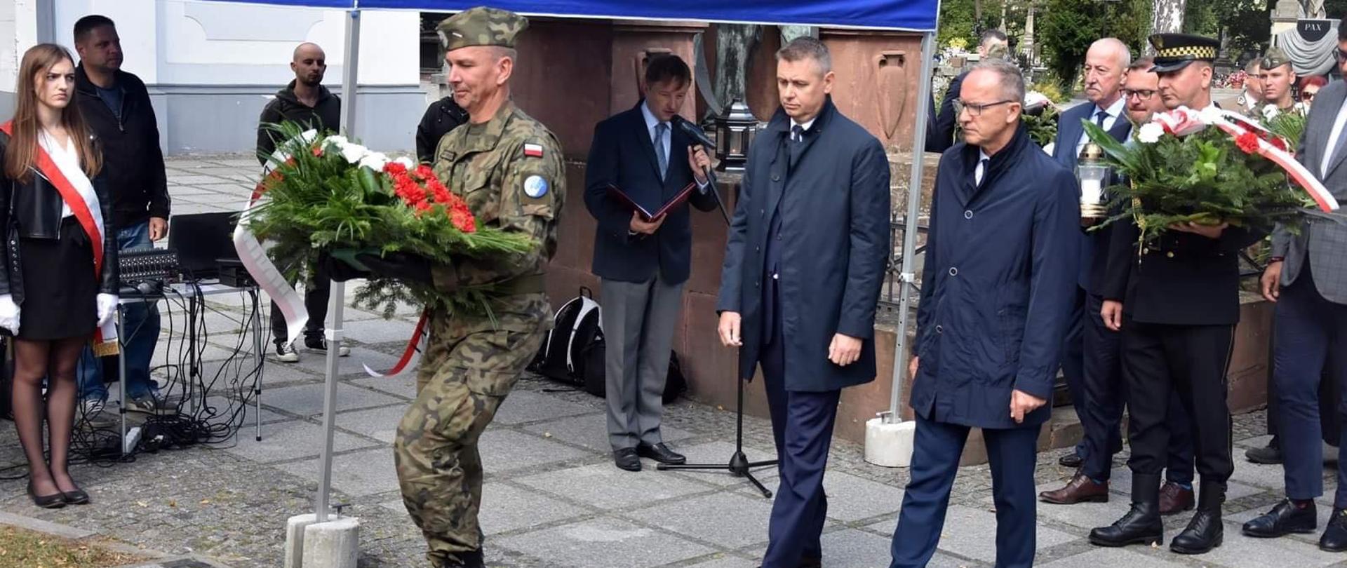 Wicewojewoda Mazowiecki i Kierownik Delegatury MUW w Radomiu składają wieniec.