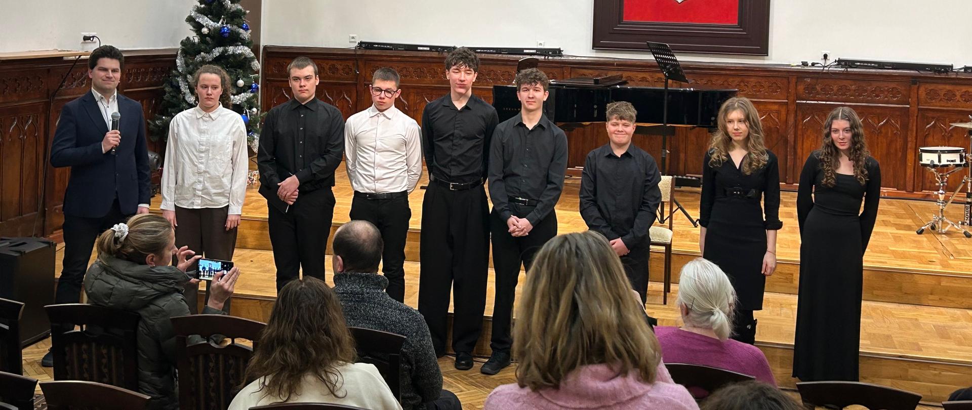 Fotografia przedstawia uczniów klasy II Państwowej Szkoły Muzycznej II stopnia stojących na scenie Sali Królewskiej po koncercie klasowym, który odbył się 28 stycznia 2026 roku.