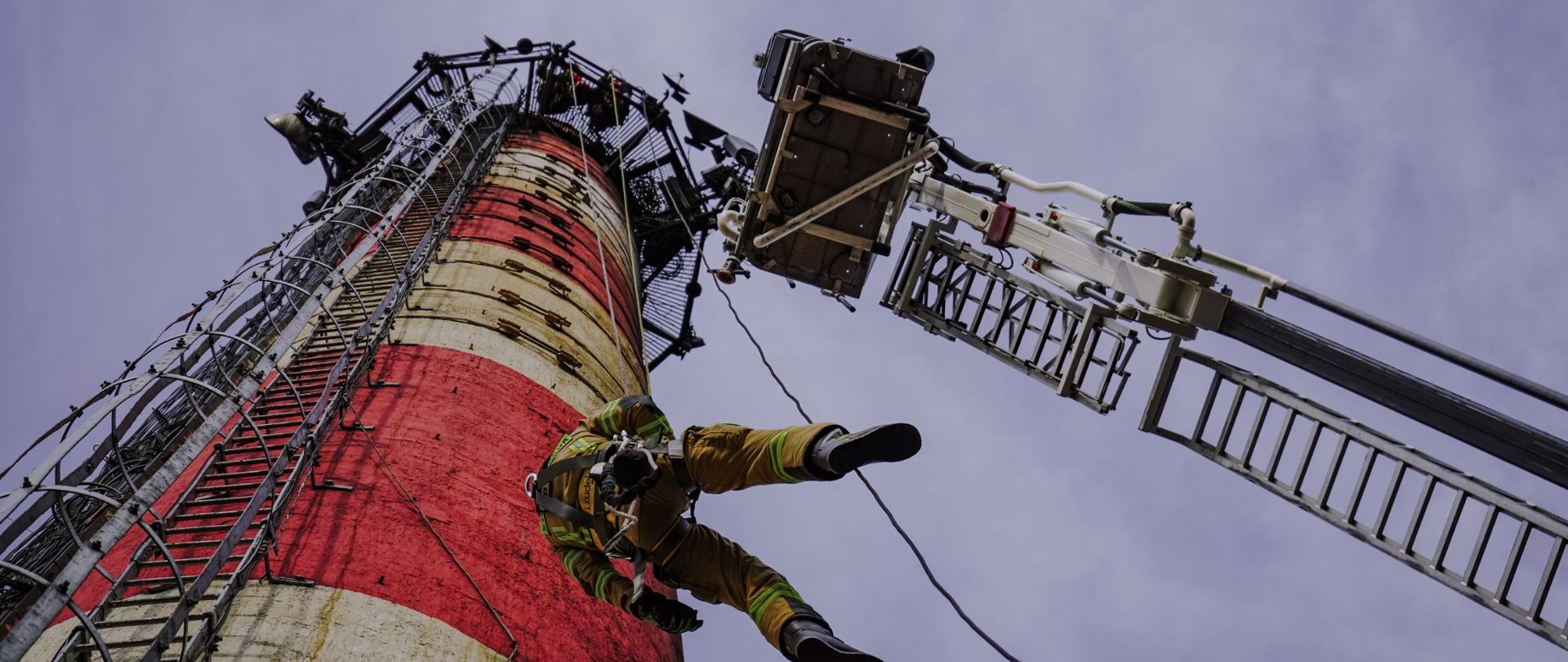 Ćwiczenia z zakresu ratownictwa wysokościowego w Ostrzeszowie