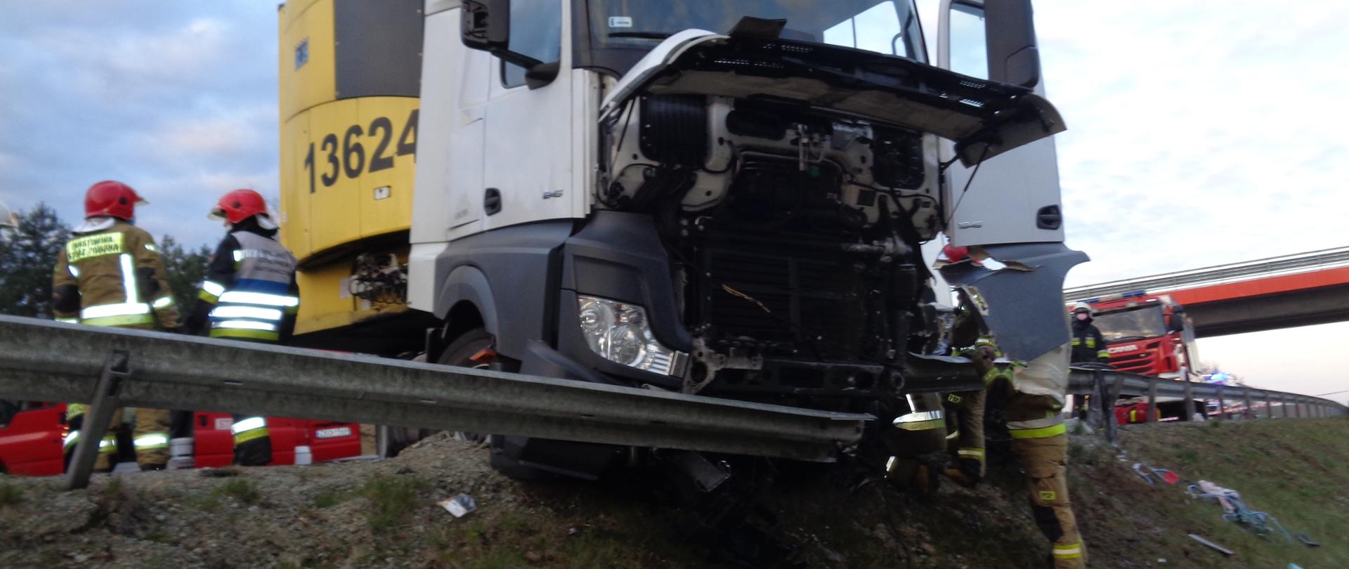 Śmiertelny wypadek w miejscowości Gracz DK6. Wrak pojazdu ciężarowego.