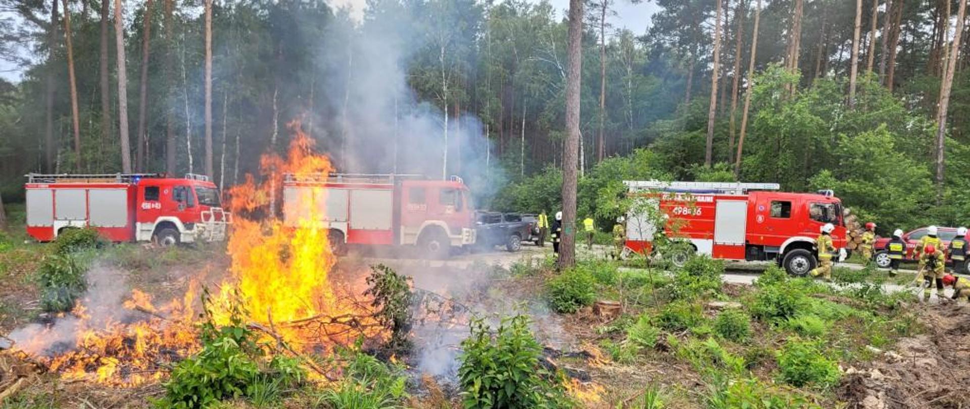 Na zdjęciu strażacy podczas dojazdu do miejsca pożaru
