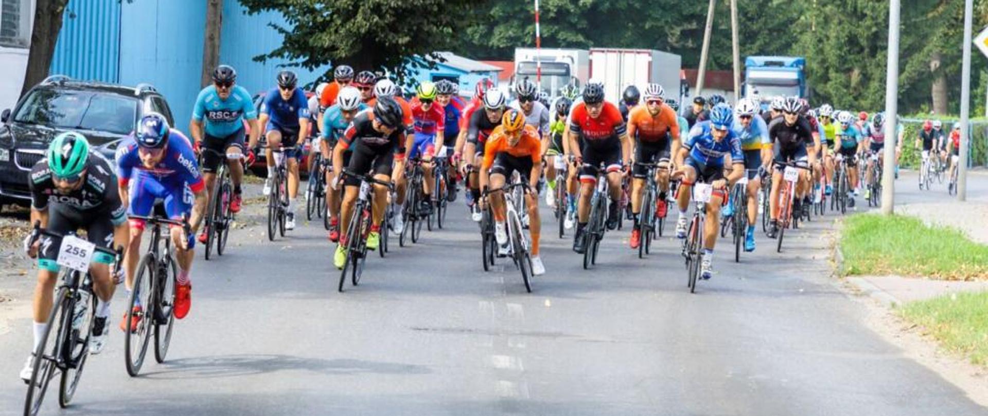 Rywalizacja zawodników podczas wyścigu