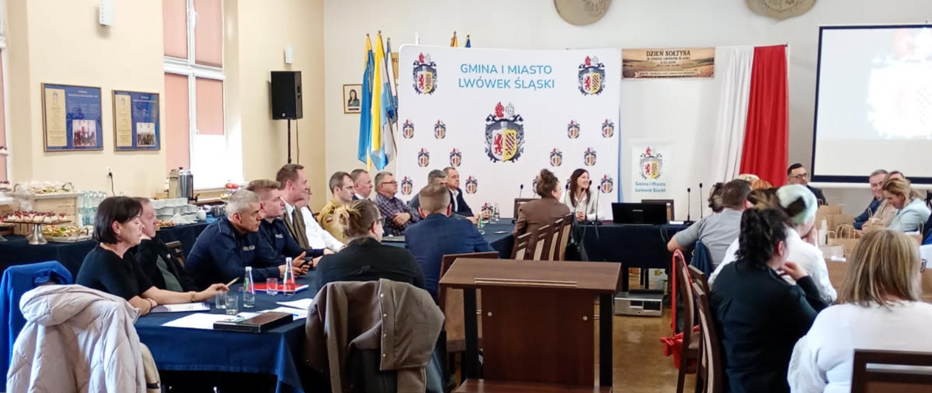 Uczestnicy spotkania siedzący na sali konferencyjnej