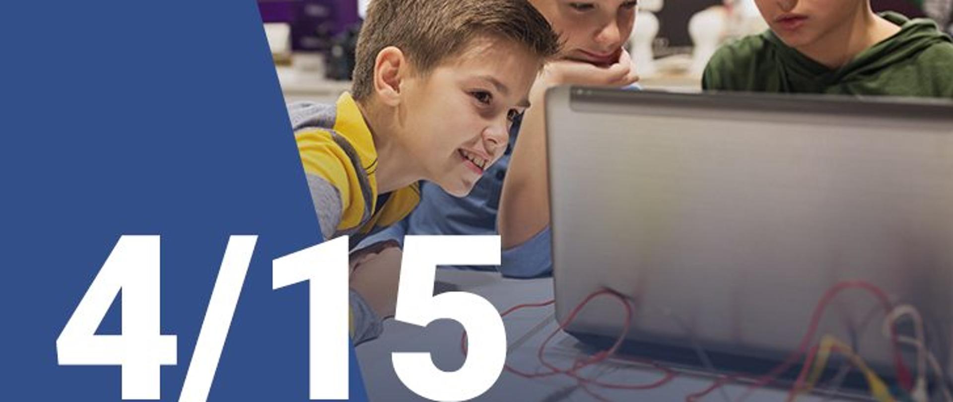 Na zdjęciu widzimy trzech chłopców patrzących na ekran laptopa. W dolnym lewym rogu widoczna jest numeracja zdjęcia (4/15)