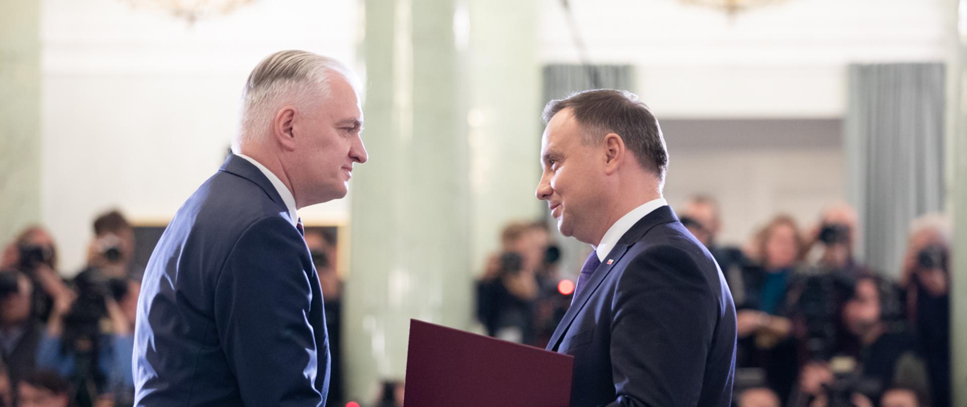 Prezydent Duda wręcza ministrowi Gowinowi powołanie na urząd wiceprezesa Rady Ministrów