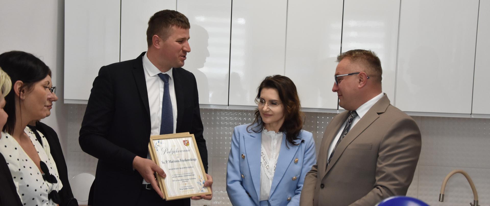 Na zdjęciu widać kobiety i mężczyzn