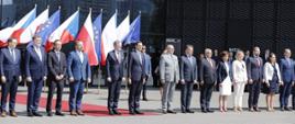 Polsko-czeskie konsultacje międzyrządowe z udziałem premierów Polski i Czech - Mateusza Morawieckiego i Petra Fiali, członkowie obu delegacji stoją w szeregu