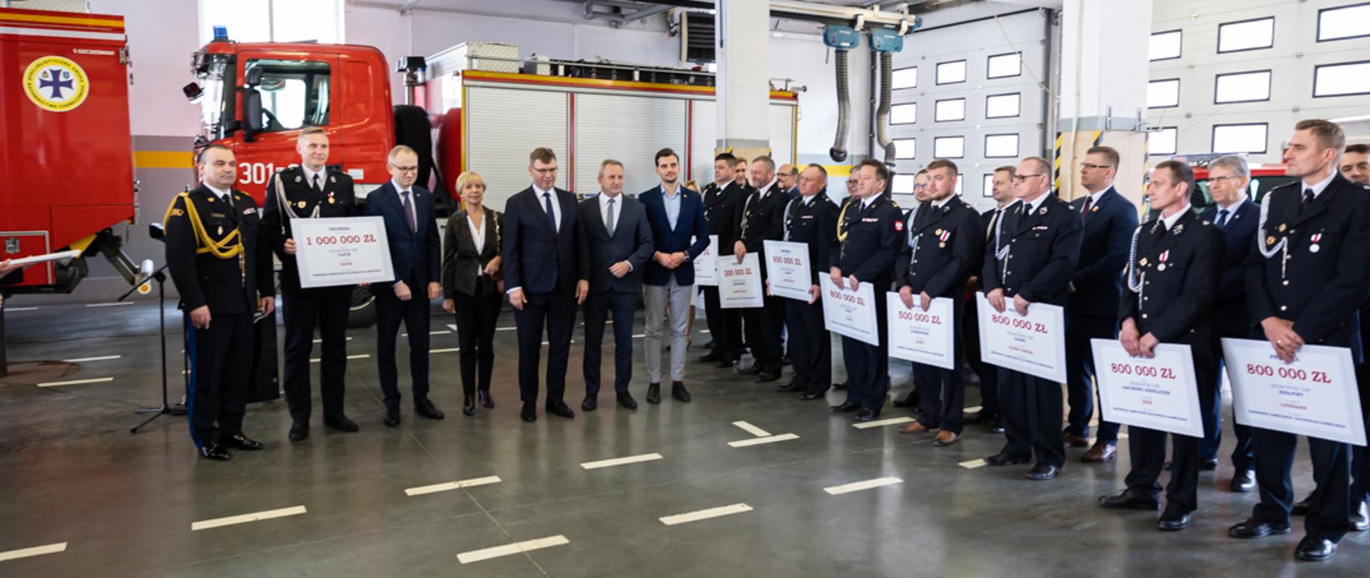 Apel z okazji wręczenia promes na zakup samochodów dla jednostek OSP w woj. warmińsko-mazurskim z udziałem wiceministra Błażeja Pobożego