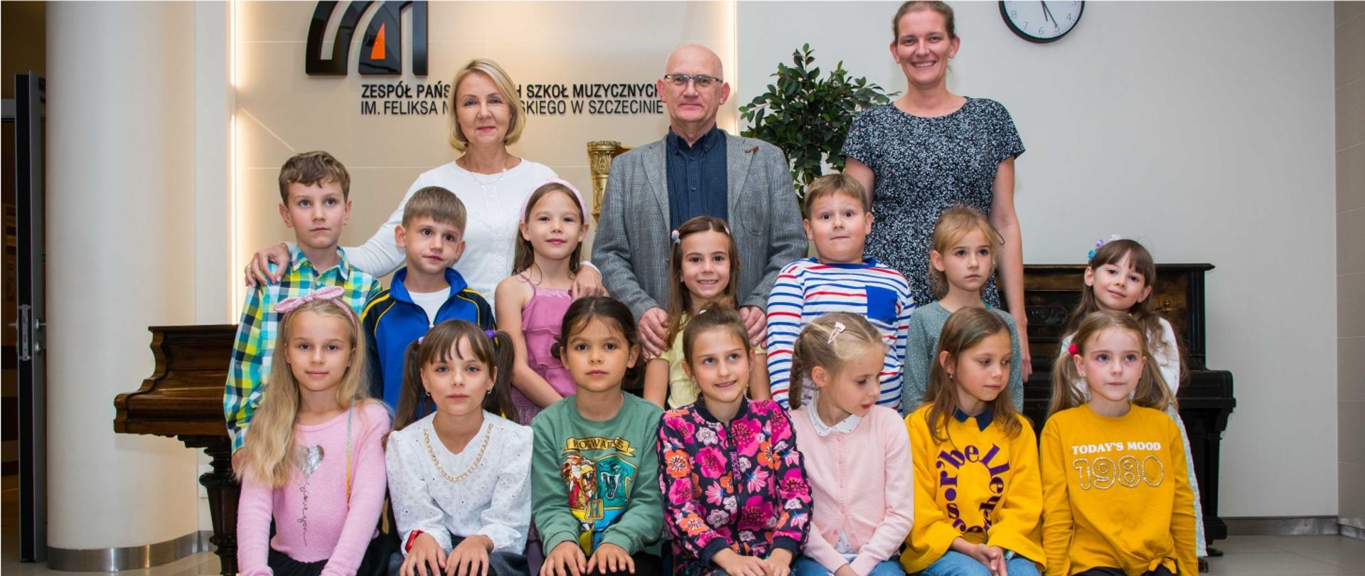 Zdjęcie przestawia uczniów klasy 1 PSM w ZPSM wraz z nauczycielami i dyrekcją Szkoły