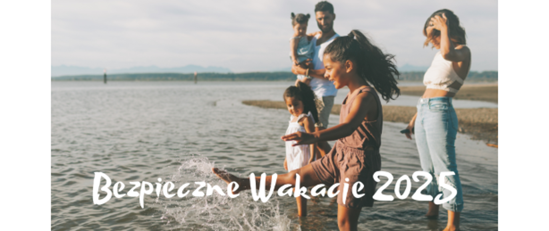 Rodzina z dziećmi nad wodą. Napis: Bezpieczne Wakacje 2025