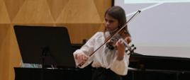 Emilia Pankiewicz grająca na skrzypcach
