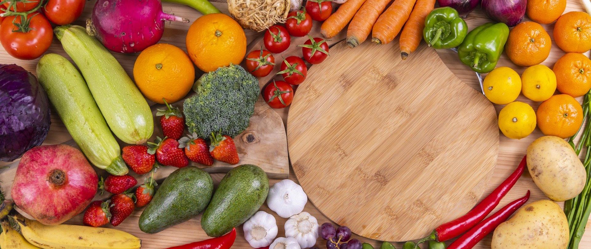 Świeże owoce i warzywa: pomidory, pomarańcze, zielona papryka, seler, pieczarki, marchew, cebula, cytryna, ziemniaki, szczypior, ogórki, papryka chilli, winogrona, czosnek, awokado, banany, truskawki, granat, cukinia, czerwona kapusta, brokuł