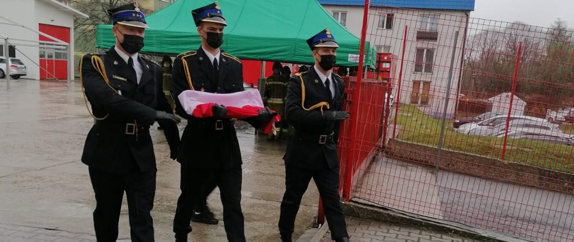 Poczet flagowy KP PSP w Zgorzelcu w trakcie dojścia do masztu.