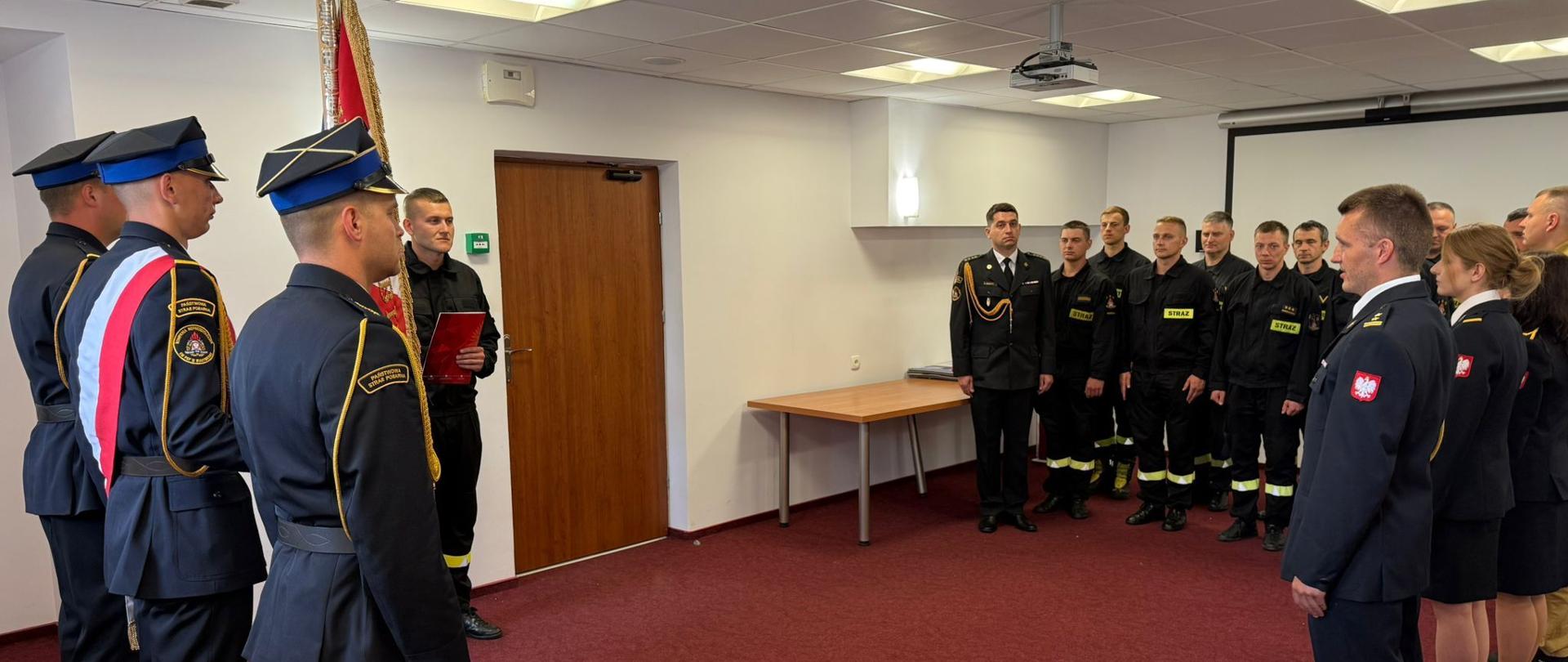 Ślubowanie nowo przyjętego do służby w KP PSP w Hajnówce strażaka