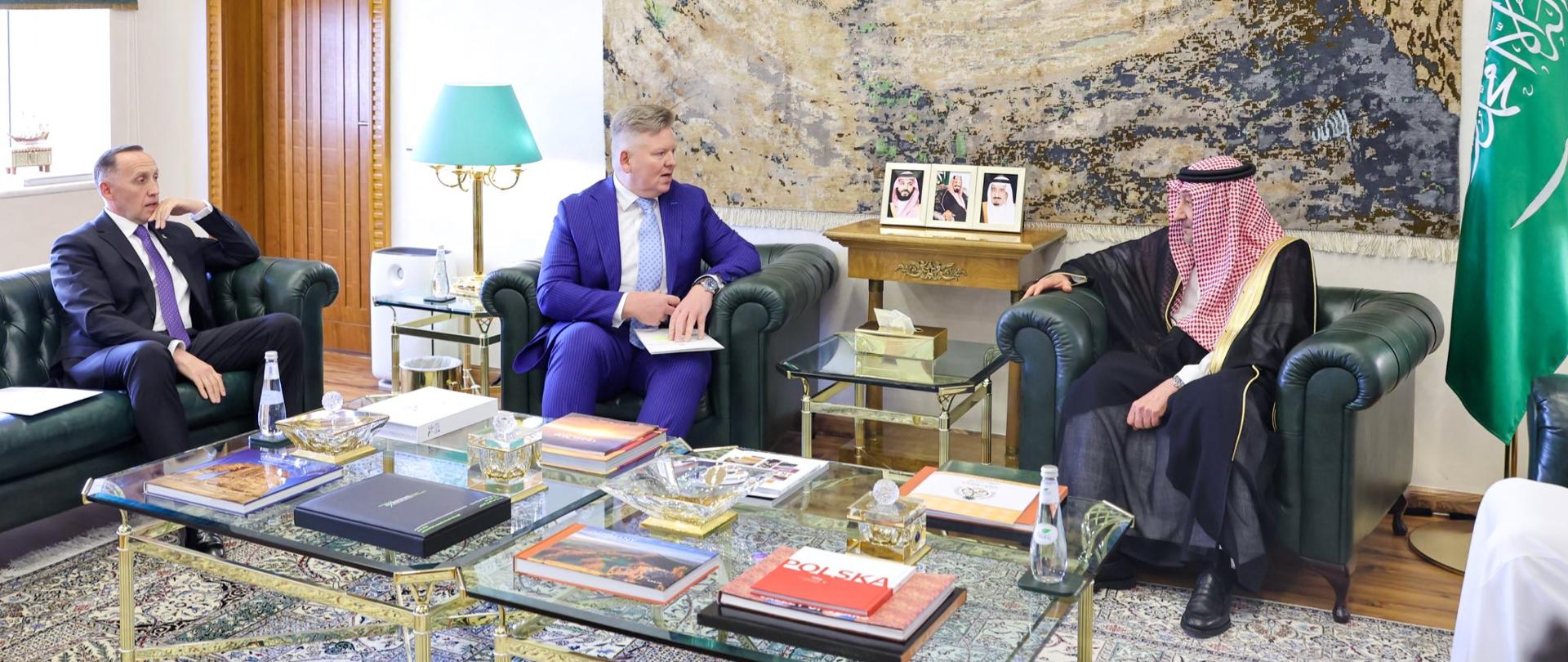 Polish Ambassador Robert Rostek (centre) and Ukrainian Ambassador Anatolii Petrenko (left) were received by the Deputy Minister of Foreign Affairs of the Kingdom of Saudi Arabia, Waleed Elkhereiji (right), at the Ministry of Foreign Affairs headquarters in Riyadh.