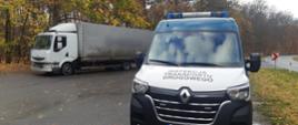 Oznakowany furgon dolnośląskiej Inspekcji Transportu Drogowego i zatrzymany do kontroli samochód ciężarowy.