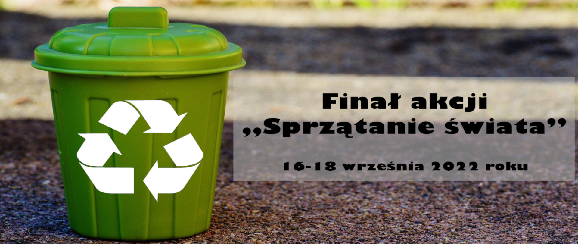 Po lewej stronie zielony kosz na śmieci z trzema strzałkami, tworzącymi znak recyklingu. Po prawej stronie napis: Finał akcji Sprzątanie świata 16-18 września 2022 roku. W tle asfaltowa ulica. 