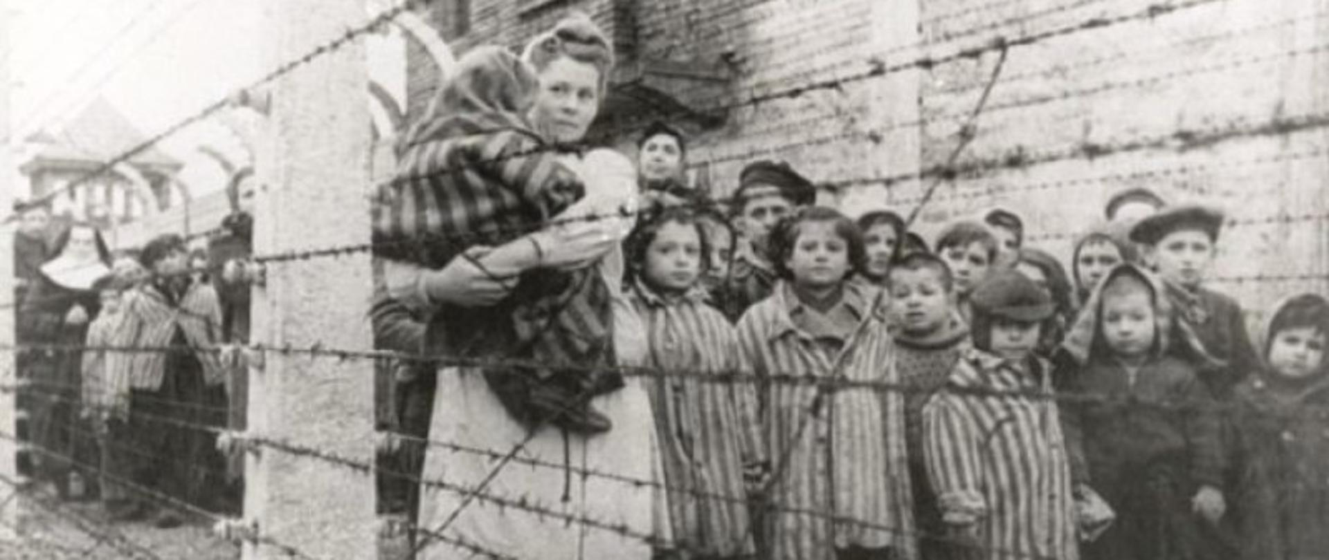 76. rocznicę wyzwolenia niemieckiego nazistowskiego obozu koncentracyjnego i zagłady Auschwitz-Birkenau. Zdjęcie historyczne. Auschwitz.org
