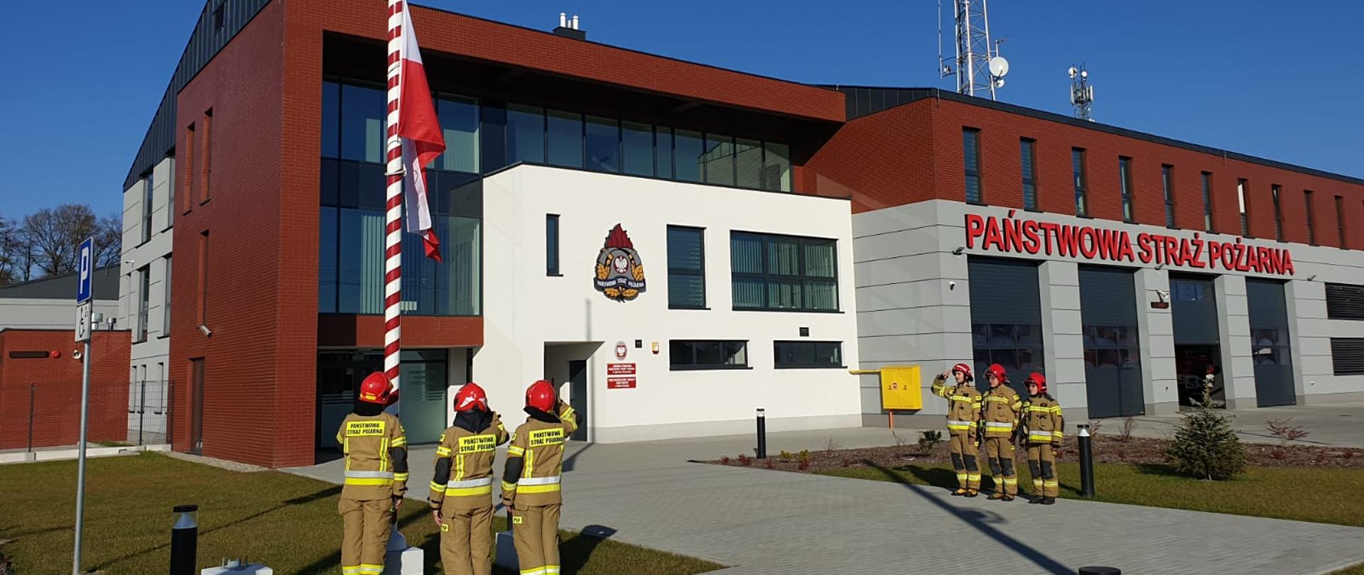Na zdjęciu strażacy przed budynkiem komendy