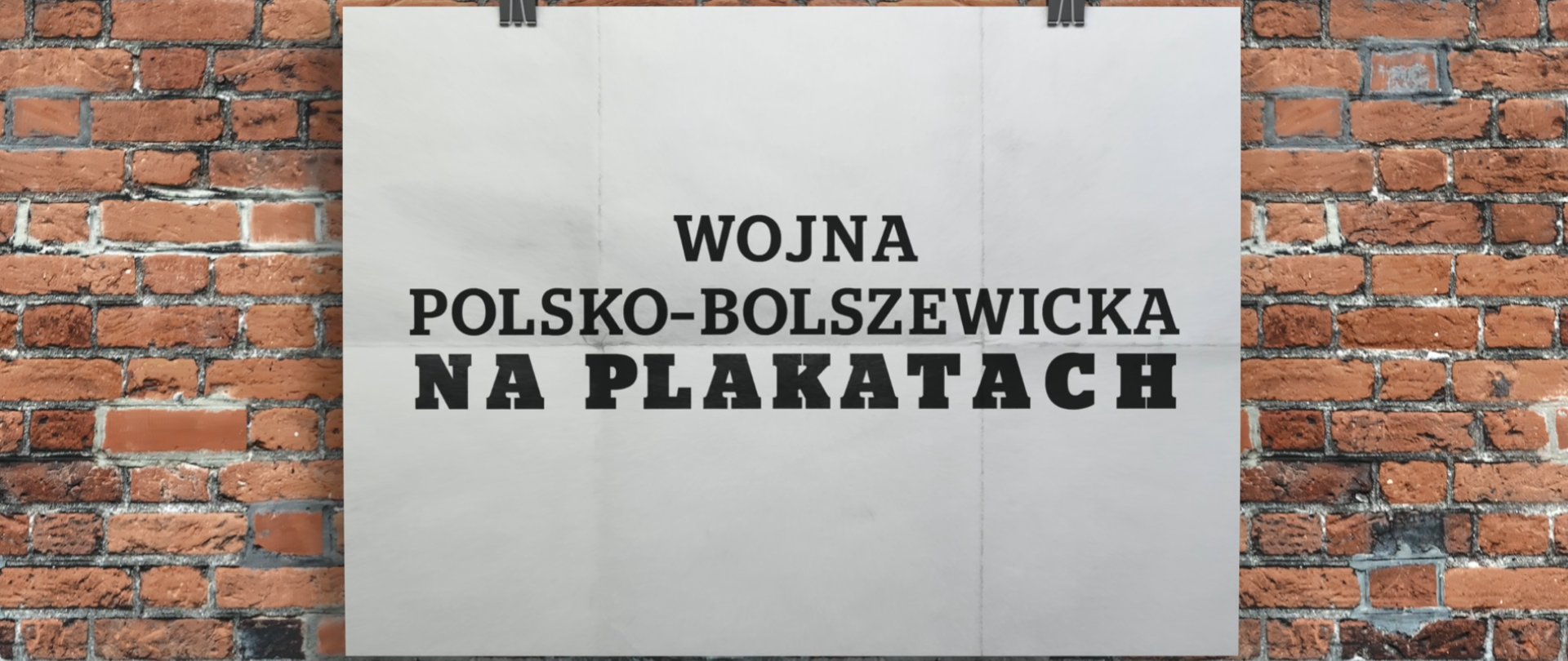 Na ceglanej ścianie znajduje się kartka, na której jest napisane „Wojna polsko-bolszewicka na plakatach”