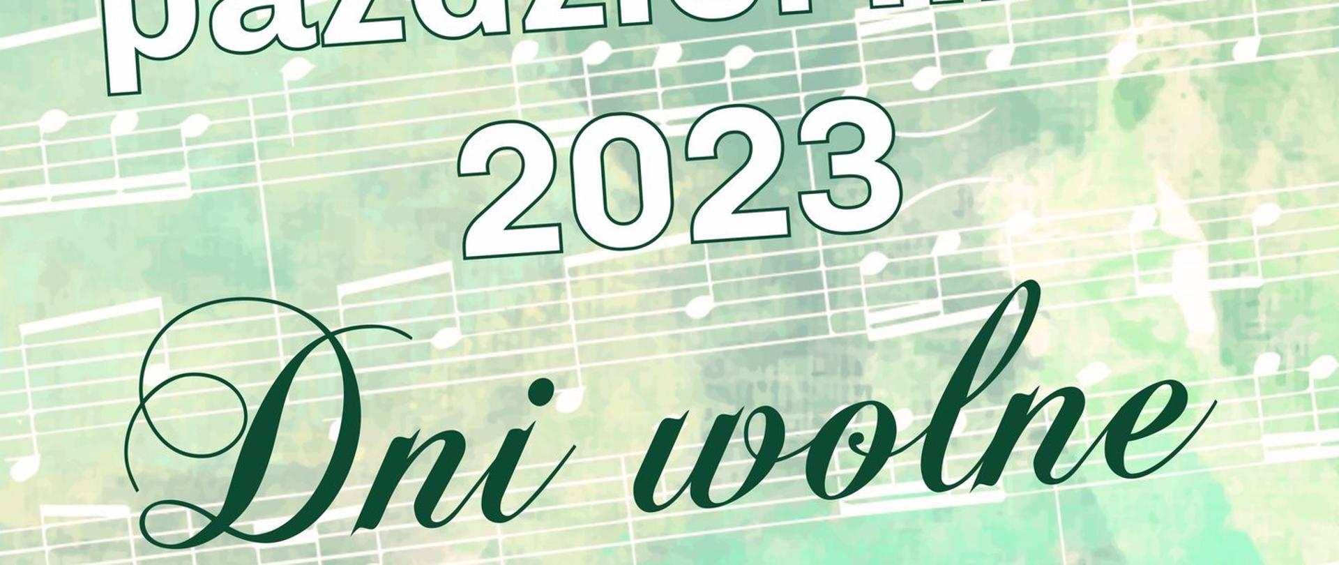 Plakat na zielonym tle z wzorem nutowym. Od góry pośrodku logo szkoły a niżej napis 30/31 października 2023 Dni wolne