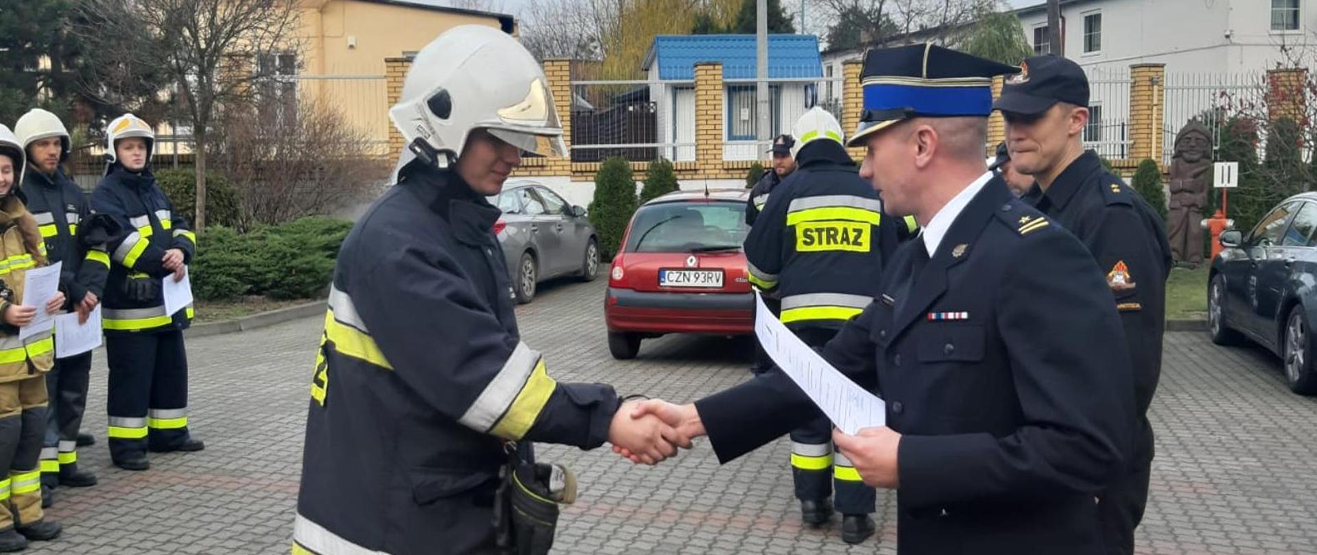 Na zdjęciu uczestnicy szkolenia podczas egzaminu