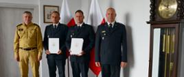 Pomorski komendant wojewódzki PSP, komendant powiatowy PSP stoją z wyróżnionymi strażakami.