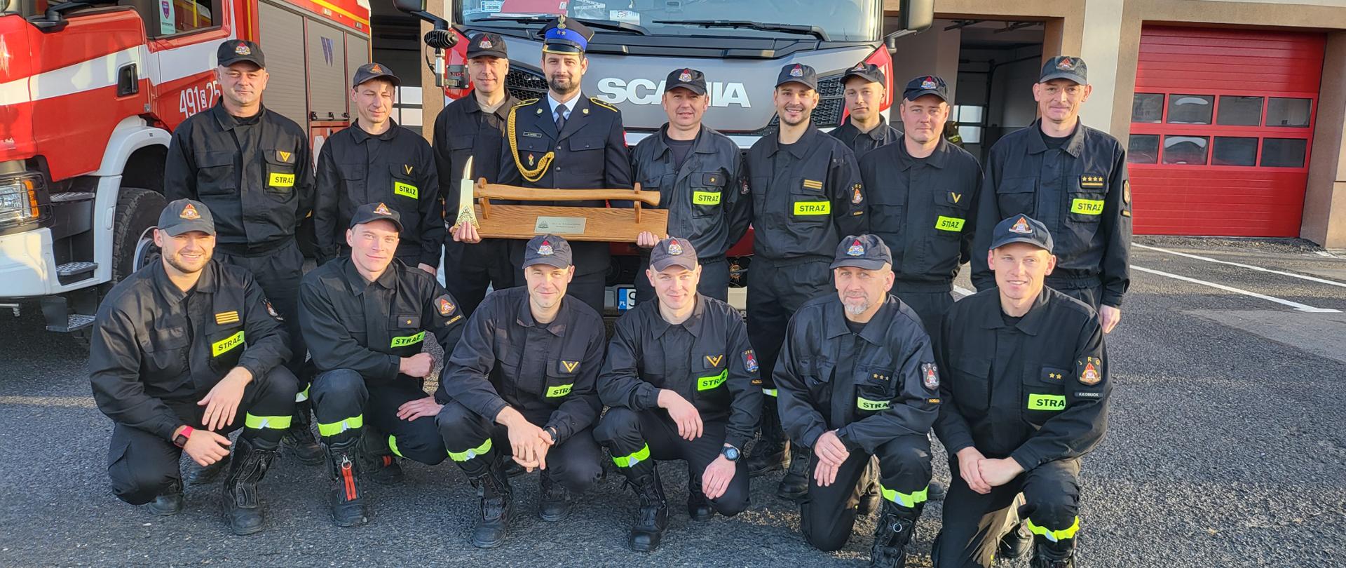 Zdjęcie przedstawia st.asp.Radosława Gawędę ze strażakami KP PSP Kłobuck zmiany III