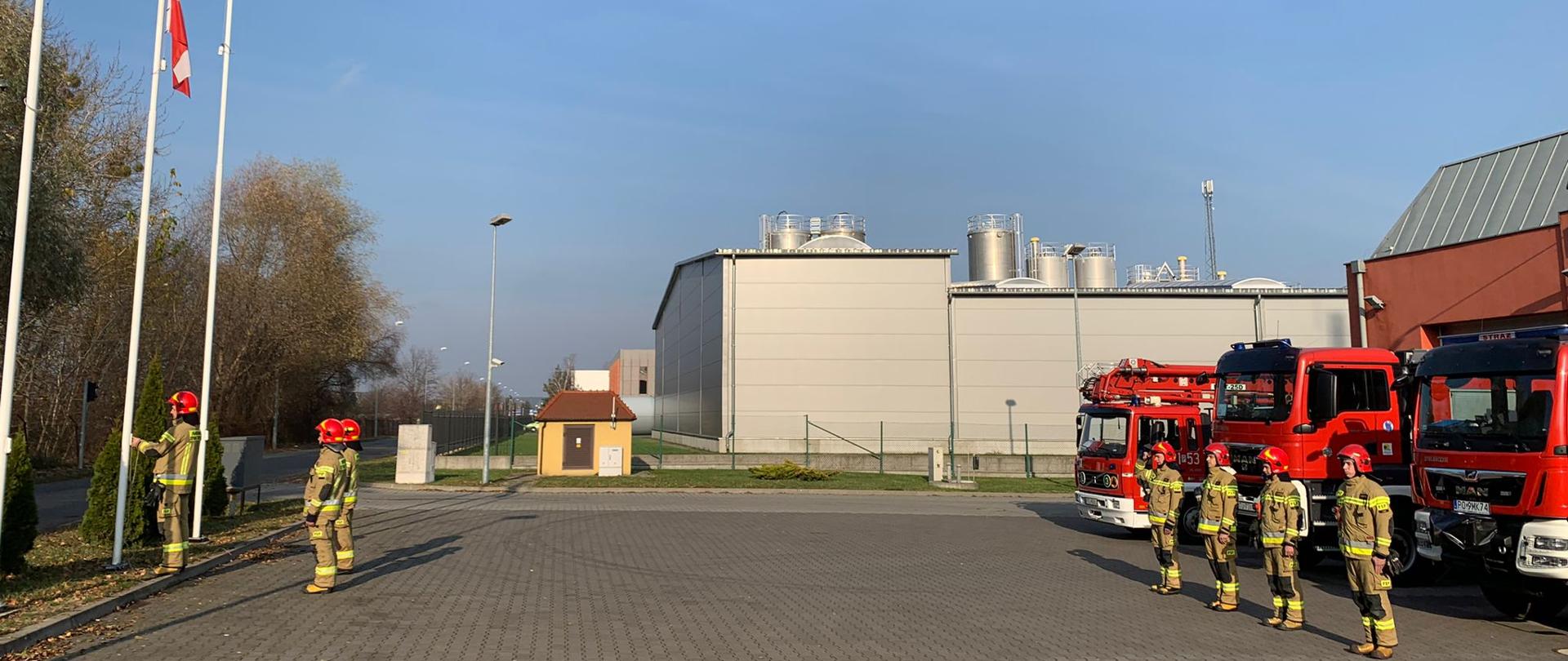 Zbiórka strażaków w trakcie wciągania flagi.