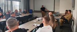 Strażacy przeszkolili policjantów z zakresu ochrony przeciwpożarowej i ewakuacji