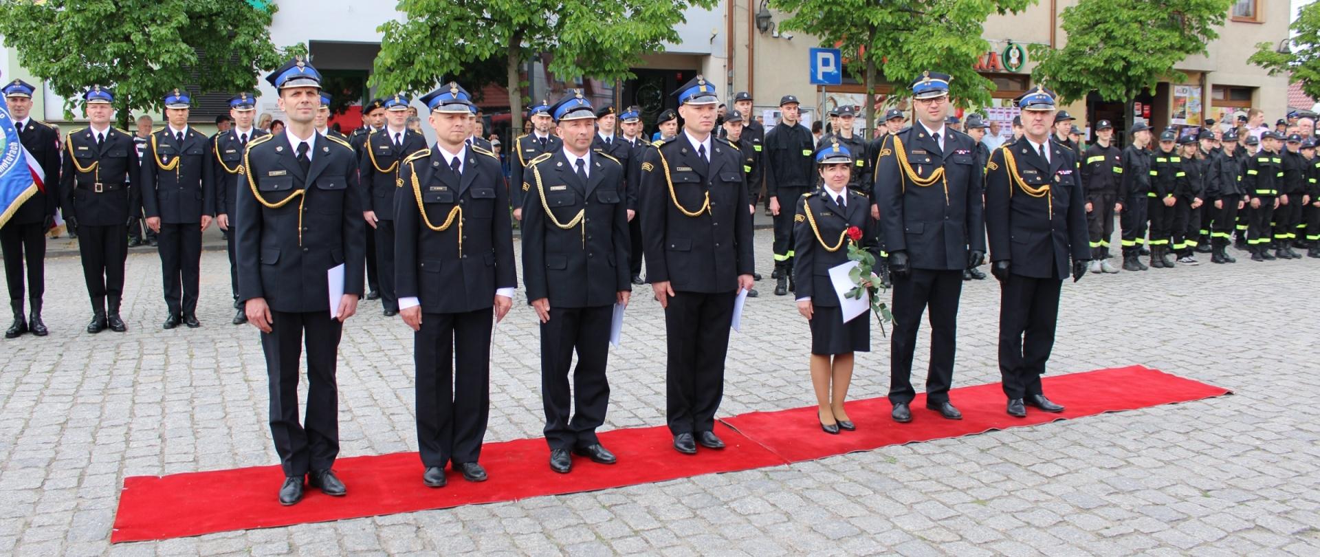 Widać Zastępcę Komendanta Wojewódzkiego i Komendanta Powiatowego PSP po wręczeniu odznaczeń