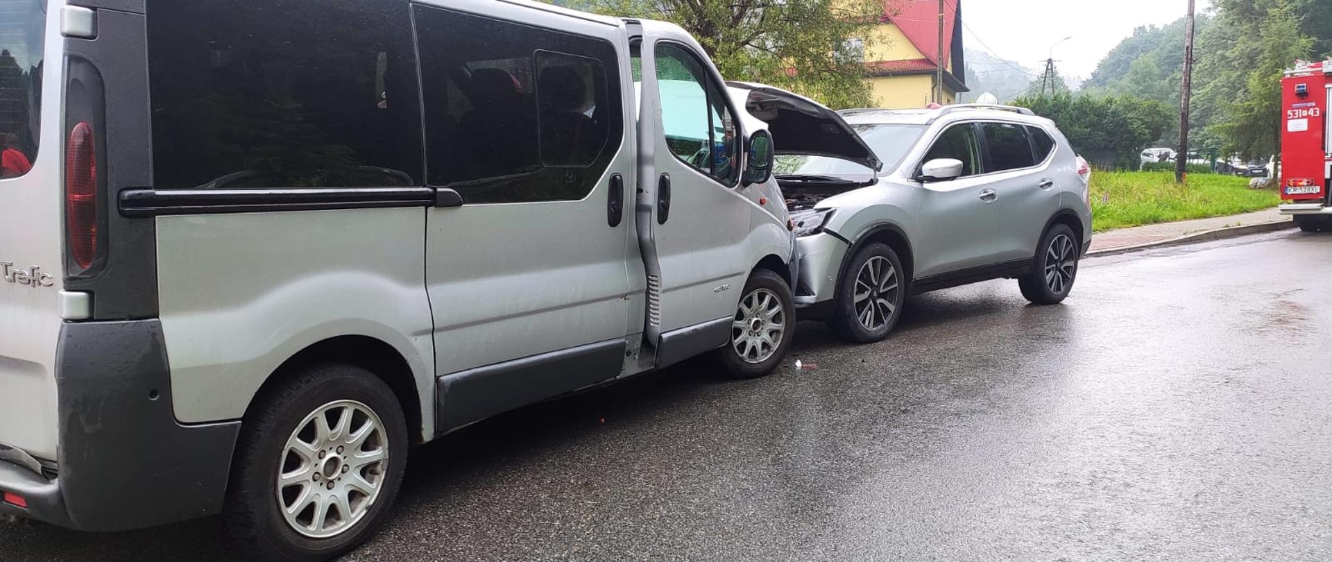 Zdjęcie przedstawia zderzenie dwóch pojazdów