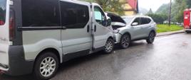 Zdjęcie przedstawia zderzenie dwóch pojazdów