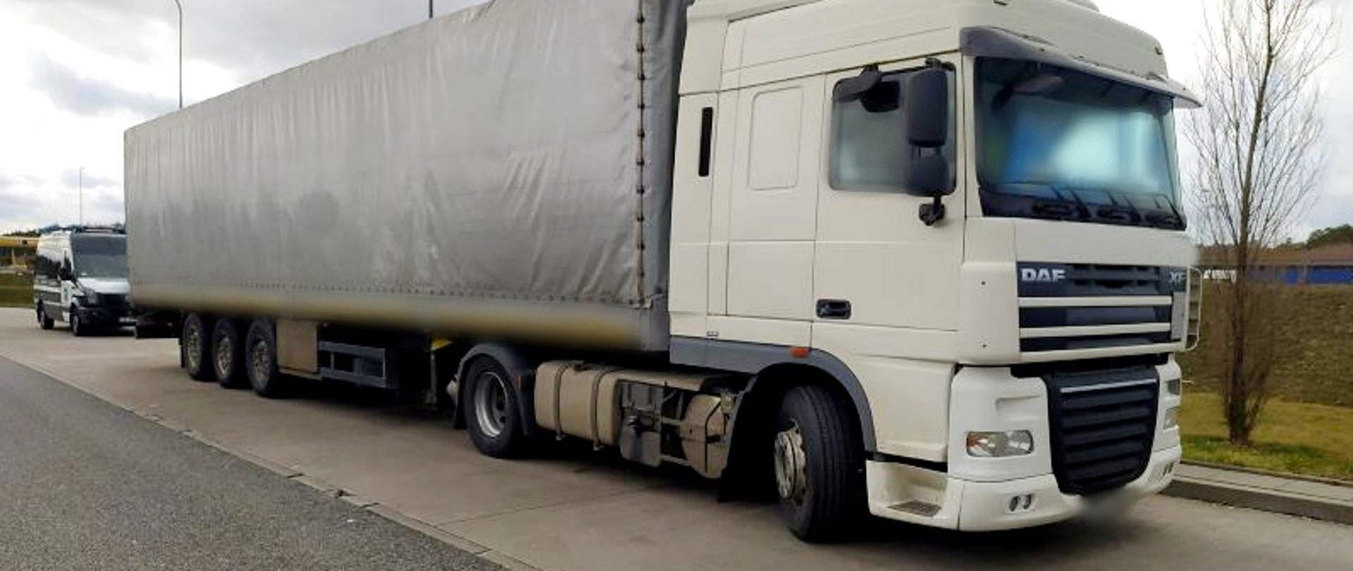 Kontrola zespołu pojazdów zatrzymanego przez inspektorów z WITD w Bydgoszczy. W centrum ciężarówka, po lewej furgon Inspekcji Transportu Drogowego.