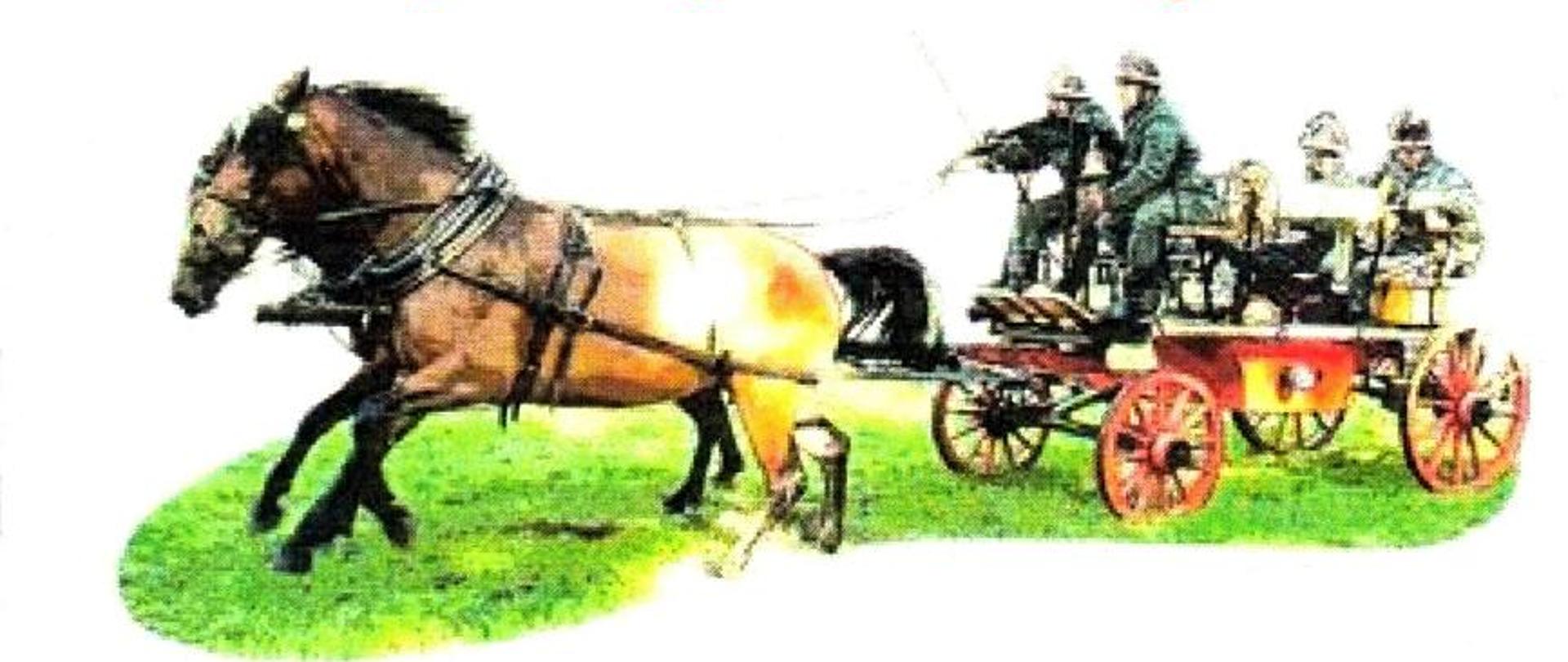 Na grafice widać zaprzęg konny z sikawką strażacką. Dwa konie ciągną wóz na którym jest 4 strażaków i osprzęt do gaszenia pożaru. 
