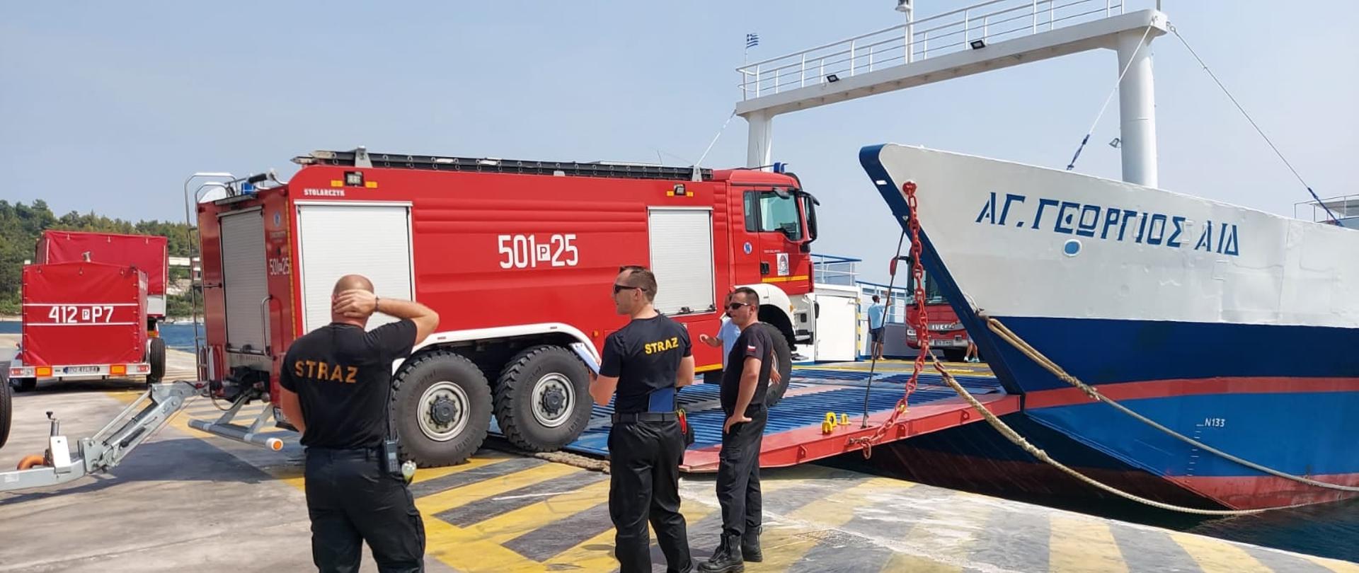 Zdjęcie przedstawia międzychodzki ciężki samochód pożarniczy z pompą wysokiej wydajności, które wjeżdżają na prom w Grecji.
