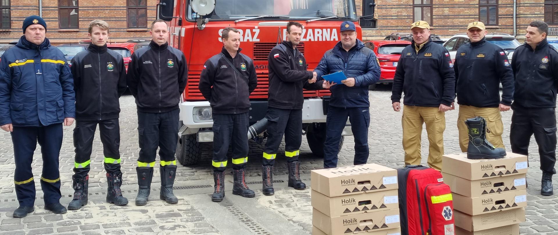przekazanie pojazdu ratowniczo - gaśniczego dla strażaków z Ukrainy