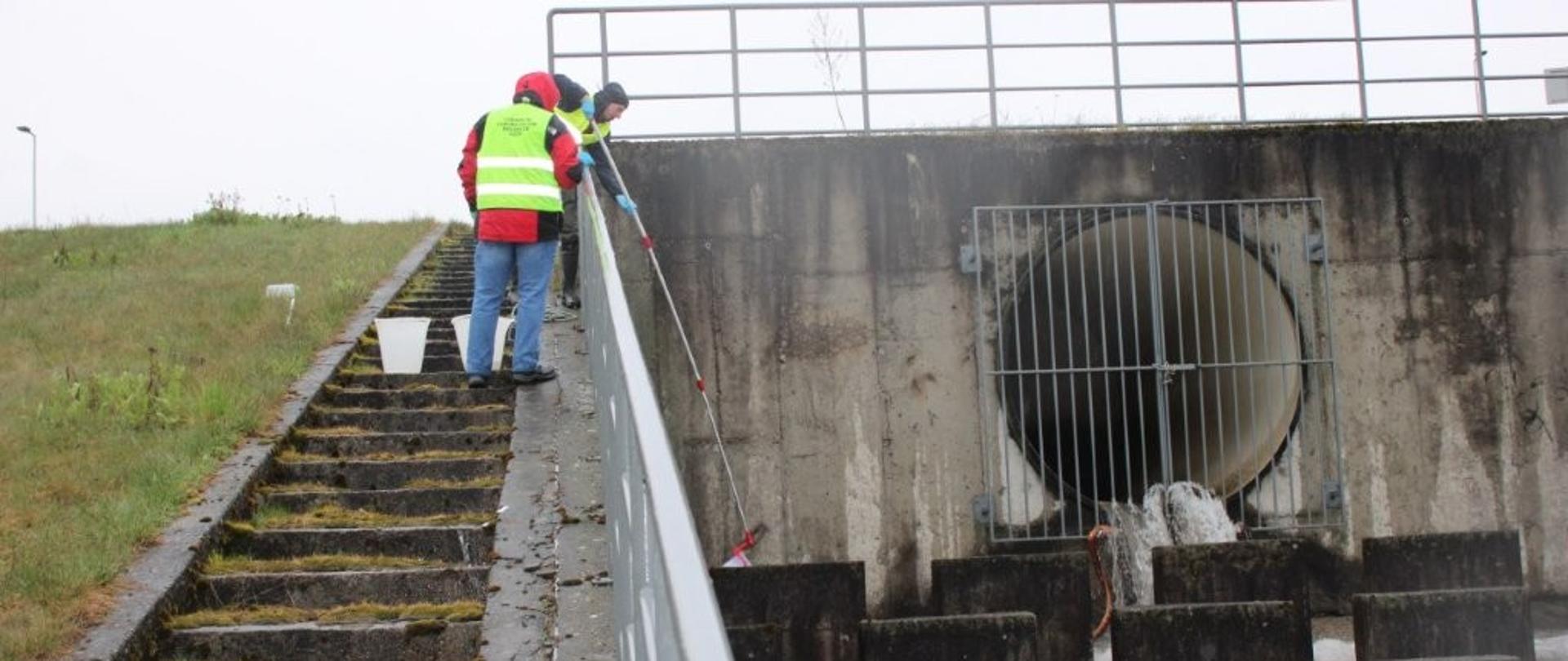 Inspektorzy WIOŚ prowadzą oględziny w okolicy kolektora deszczowego, z którego wydobywa się biała piana w dniu 20.04.2026 r.