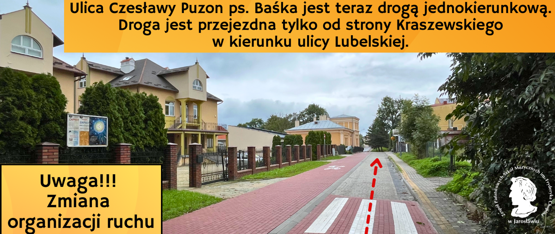 Zdjęcie ulicy przed ZPSM im. F. Chopina w Jarosławiu z informacjami na żółtych prostokątnych obszarach - na jednym informacja: Uwaga!!! Zmiana organizacji ruchu, a na drugim "Ulica Czesławy Puzon ps. Baśka jest teraz drogą jednokierunkową i jest przejezdna tylko od strony Kraszewskiego w kierunku ulicy Lubelskiej". Po prawej strony na dole logotyp ZPSM im. F. Chopina w Jarosławiu