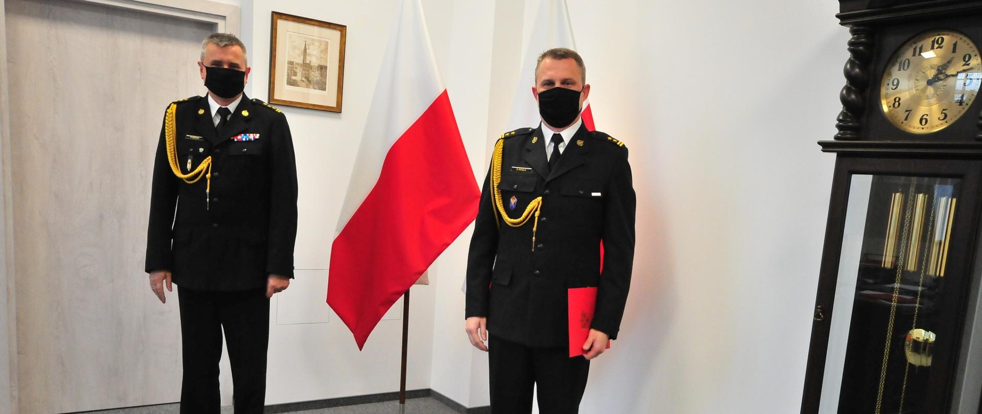 Zdjęcie przedstawia pomorskiego komendanta wojewódzkiego PSP st. bryg. Piotra Sochę oraz komendanta miejskiego PSP bryg. Romualda Pitułę po uroczystości.