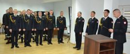 zbiórka strażaków , w pierwszym szeregu strażacy w umundurowaniach galowych