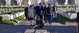 Minister Rzymkowski wśród kobiet i mężczyzn przed pomnikiem