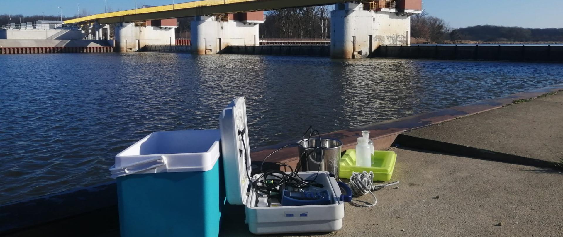 Sprzęt służący pomiarom jakości wód, w tle rzeka Odra