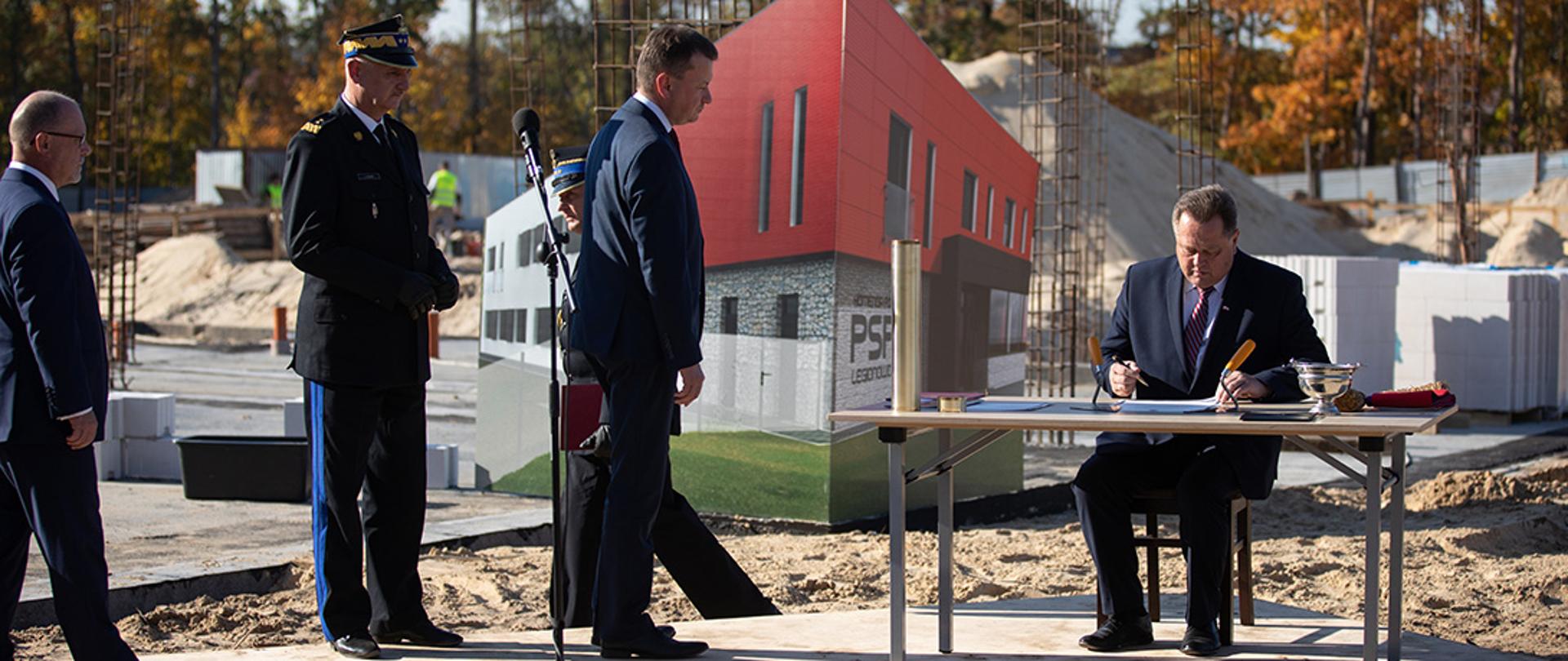 Uroczystość wmurowania aktu erekcyjnego pod budowę nowej legionowskiej komendy