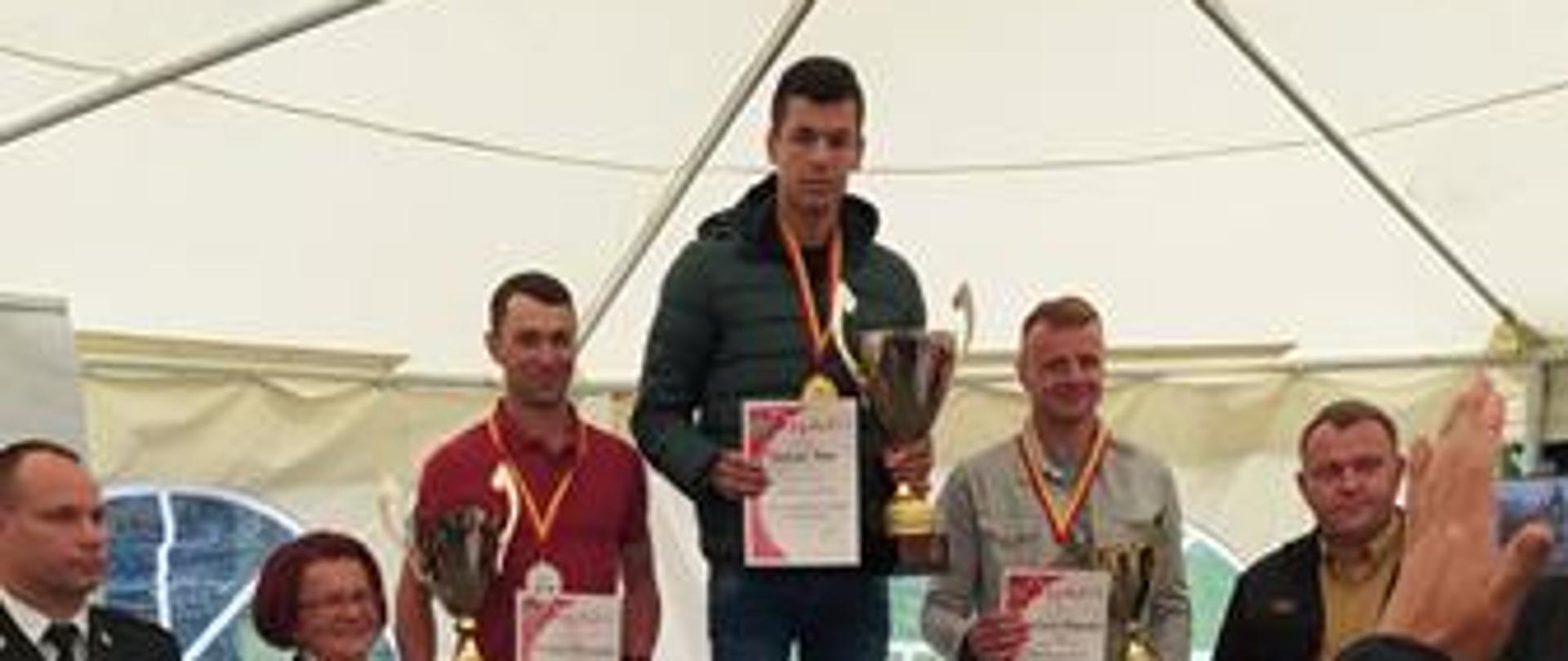 Ogłoszenie wyników w IV Mistrzostwach Polski Strażaków w biegu górskim.
Na najwyższym stopniu podium funkcjonariusz KP PSP Staszów