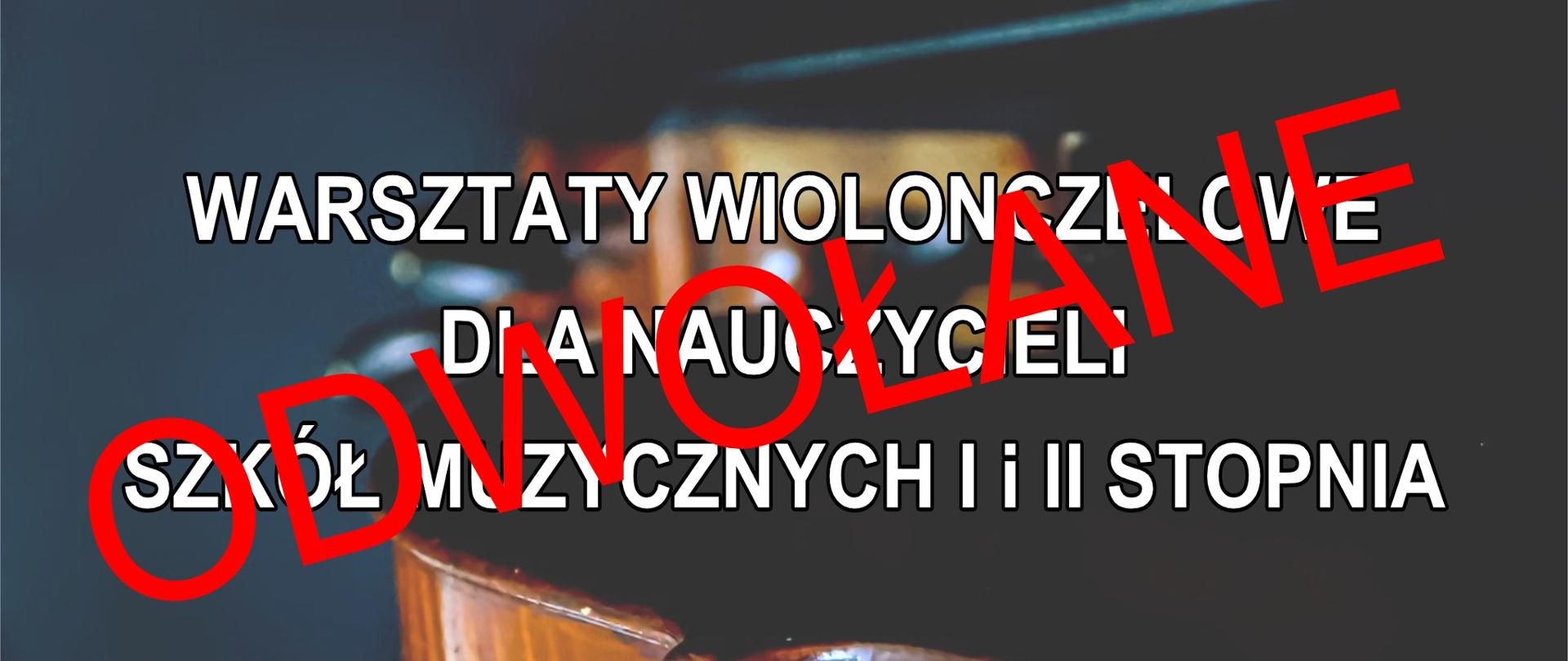 Grafika na ciemnym szaro-granatowym tle, w części górnej zawiera logotypy ZPSM w Bochni i CEA. W części centralnej w trzech liniach drukowanymi białymi literami napis: „Warsztaty wiolonczelowe dla nauczycieli szkół muzycznych I i II stopnia”. Poniżej napis: „prowadzący: dr hab. Tomasz Lisiecki, adiunkt Akademii Muzycznej w Poznaniu”. W części dolnej napis: Bochnia, 20 – 21 kwietnia 2023 r. Na środku napis czerwonymi literami ODWOŁANE.