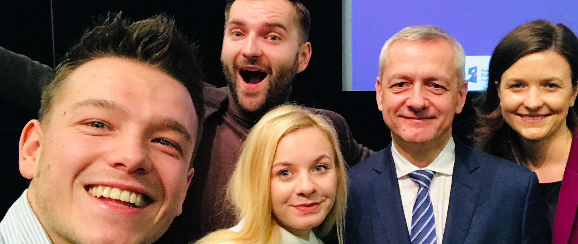Minister Marek Zagórski i Agnieszka Żeglińska (NASK) w otoczeniu młodych, uśmiechniętych ludzi - grupa robi sobie selfie