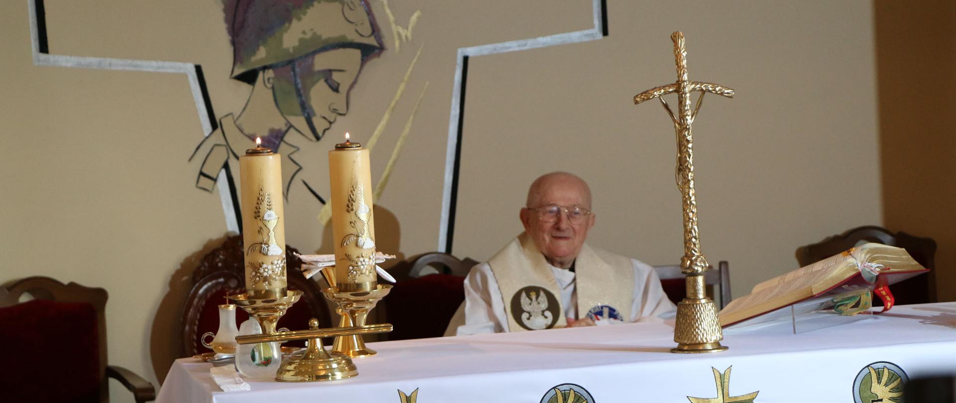 Ojciec Jan Golonka uhonorowany medalem Gloria Artis, autor zdjęć: Sekcja Wychowawcza 5. Pułku Chemicznego